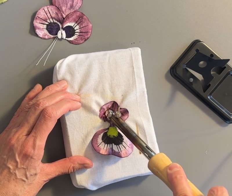 Aprender flores de tela online: ¿tutoriales gratis o curso estructurado?