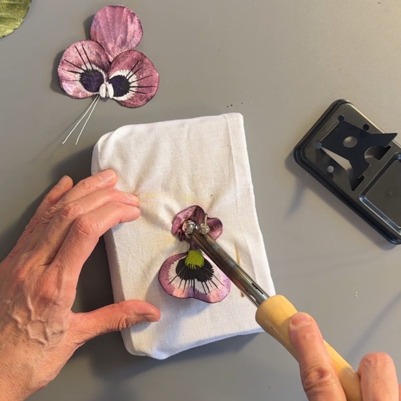 Curso online de creación de flores de terciopelo para complementos