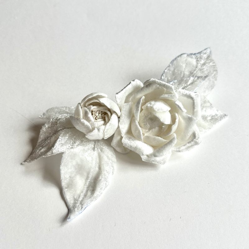 Broche artesanal de terciopelo blanco